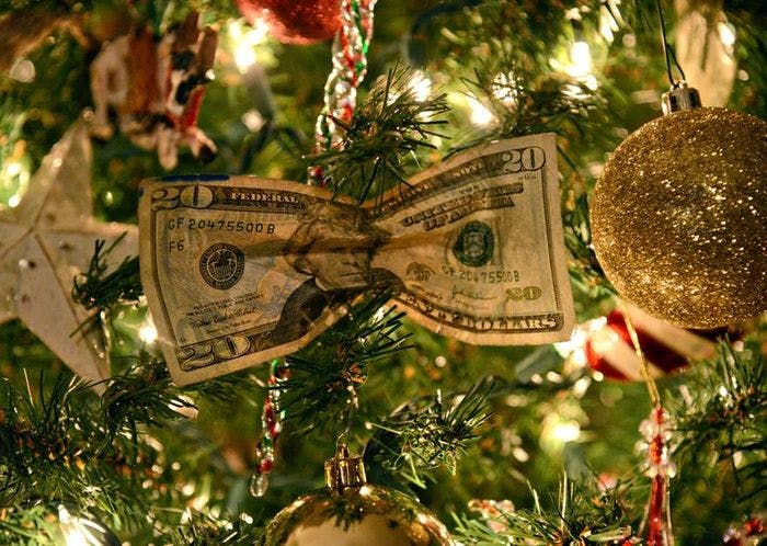 Pengar som hänger i julgranen